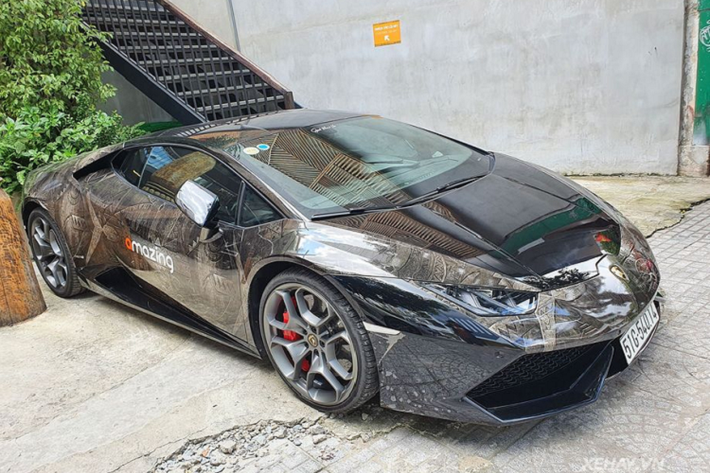 Siêu xe Lamborghini Huracan LP610-4 trong bài viết được đưa về nước hồi cuối năm 2017 và là xe nhập khẩu chính hãng. Sau khi về tay vị đại gia TP.Hồ Chí Minh, chiếc xe đã được thay đổi "bộ cánh" ngoại thất bằng biện pháp dán đề-can với hoa văn lạ mắt, đính kèm logo quán cà phê của chủ nhân và thuộc dạng có một không hai tại Việt Nam hiện nay.