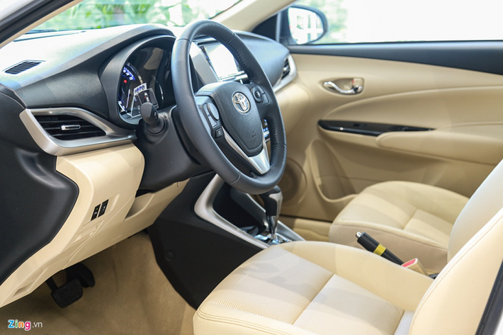Cách bố trí bên trong nội thất của Toyota Vios 2020 cũng không khác so với tiền nhiệm. Màn hình giải trí cảm ứng kích thước 7 inch. Vios 2020 vẫn duy trì lợi thế rộng rãi của đời trước, xe rộng hơn hẳn nếu so với Hyundai Accent và Honda City.