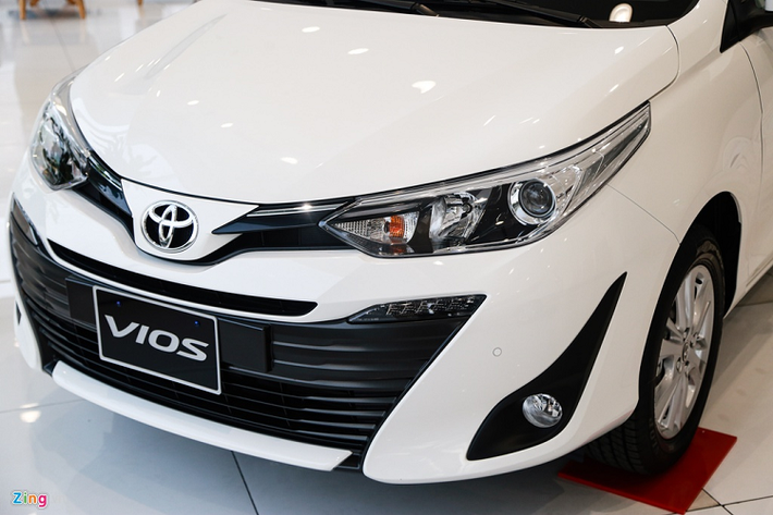 Về mặt thiết kế, Toyota Vios 2020 mới không khác biệt so với đời 2018. Đèn pha phía trước trang bị bóng halogen, thấu kính Projector, đèn chiếu sáng ban ngày LED và đèn pha tự động đối với bản G. Bản E vẫn dùng đèn pha halogen.