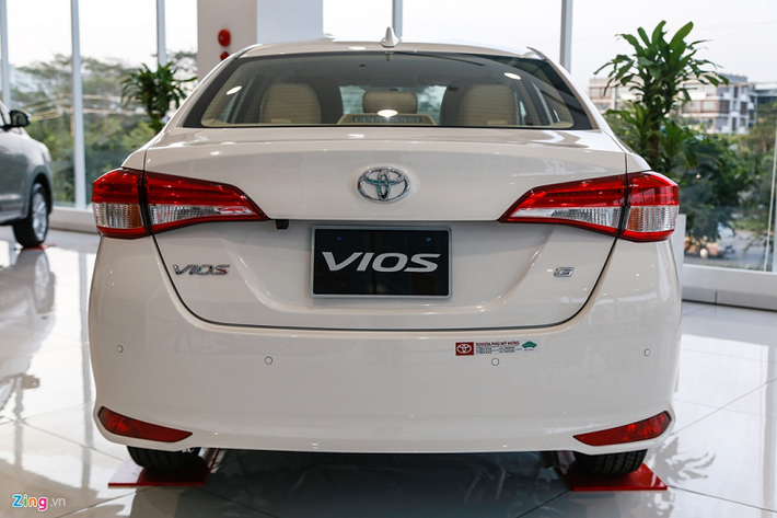 Phần đuôi vẫn là đèn hậu dùng công nghệ LED với thiết kế điệu đà. Thay đổi mới nhưng khó nhận thấy chính là xe có thêm camera lùi các 4 cảm biến ở cản sau.