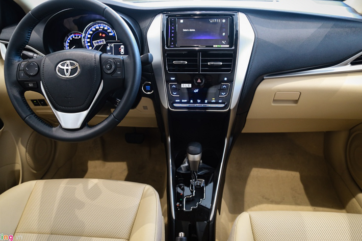 Phiên bản G CVT có nhiều thay đổi đáng chú ý nhất. Xe được trang bị thêm tính năng ga tự động Cruise Control, cảm biến hỗ trợ đỗ xe trước sau, camera lùi. Hệ thống giải trí có thể kết nối Apple CarPlay và Android Auto. Giá bán của Toyota Vios G CVT vẫn giữ nguyên ở mức 570 triệu đồng.