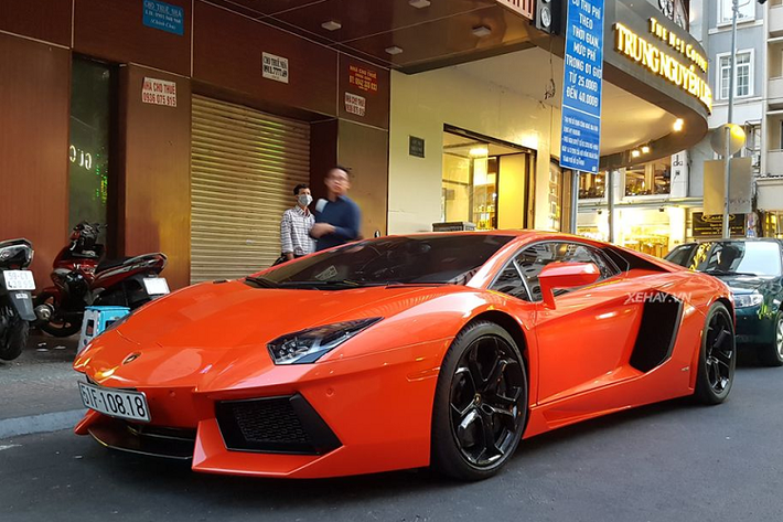Siêu phẩm Lamborghini Aventador màu độc này sở hữu nước sơn nguyên bản màu cam Arancio Argos vô cùng bắt mắt, đây cũng chính là màu sắc được chọn để mang tới trưng bày trong sự kiện ra mắt xe ở triển lãm Geneva Motor Show 2011. Về thiết kế, có lẽ sẽ không cần nói thêm quá nhiều về vẻ đẹp của siêu phẩm "kế nhiệm" mẫu Murcielago.