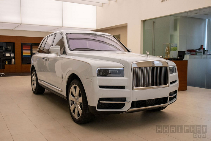 Sau rất nhiều thành công cùng Rolls-Royce Phantom qua 8 thế hệ, hãng xe Anh quốc đã thử thách mình với việc lần đầu tiên nghiên cứu và phát triển 1 dòng xe hơi mới - SUV siêu sang Rolls-Royce Cullinan để bổ sung vào danh sách sản phẩm của thương hiệu này.