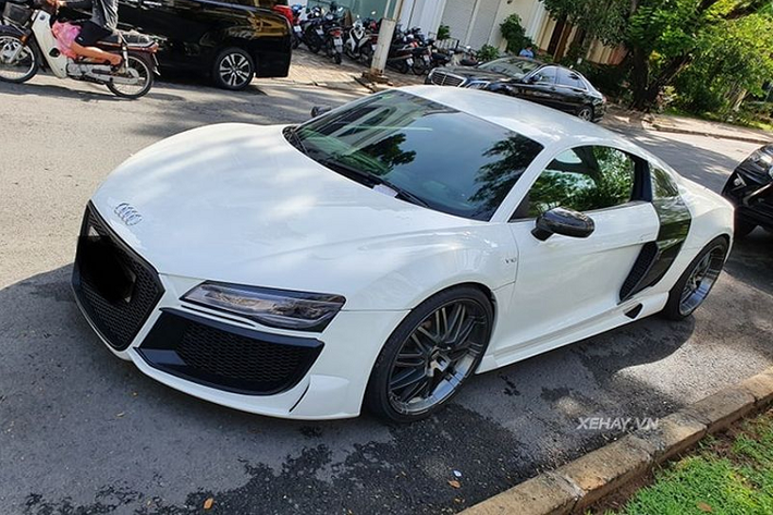 Động cơ của chiếc Audi R8 tại Sài Gòn này vẫn được giữ nguyên, tuy nhiên, chủ xe đã cố ý lắp logo V10 ở 2 bên hông xe và trên nắp động cơ để "đánh lừa" mọi người. Chiếc xe sử dụng động cơ V8 4.2L cho công suất 420 mã lực và mô-men xoắn cực đại 430Nm. Sức mạnh được gửi các bánh xe thông qua hộp số 6 cấp với chế độ bán tự động và tự động.