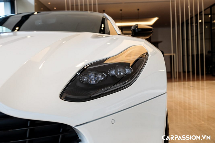 Tương tự như phần lớn những chiếc Aston Martin DB11 khác tại Việt Nam, chiếc thứ 6 được trang bị bộ mâm 10 chấu sơn đen với bề mặt được phay kim cương sáng bóng. Ẩn phía sau bộ mâm 20 inch là cùm phanh sơn đỏ khá nổi bật. Đặt ngay sau hốc bánh trước là một khe gió có thiết kế ấn tượng.