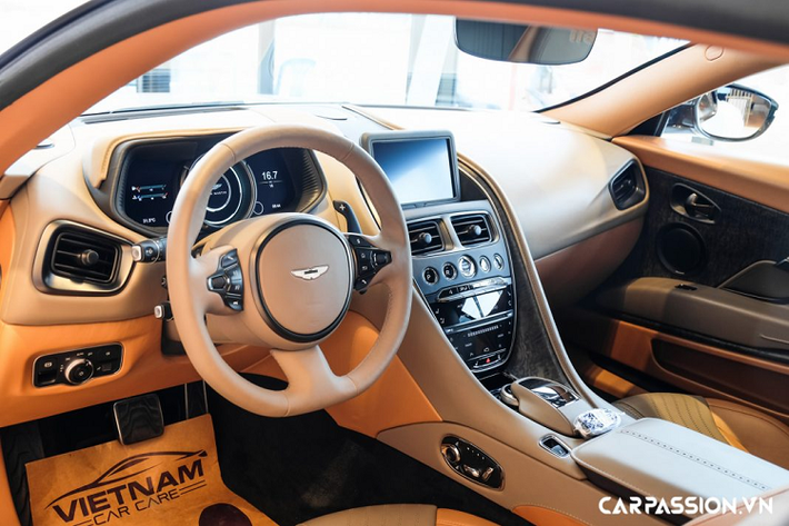 Khác biệt với dòng xe Vantage, mẫu coupe hai cửa DB11 cho thấy sức hút của mình khi đến nay đã có 5 chiếc DB11 V8 Coupe tìm được chủ nhân tại nước ta với những màu sắc khác nhau như : xám lông chuột Magnetic Silver, bạc Skyfall Silver, đen Ultramarine Black, cam Cosmos Orange và vàng đồng Kopi Bronze. Chiếc DB11 thứ sáu về nước vẫn thuộc phiên bản sử dụng động cơ V8 và mang trên mình lớp sơn trắng Morning Frost White tinh tế.