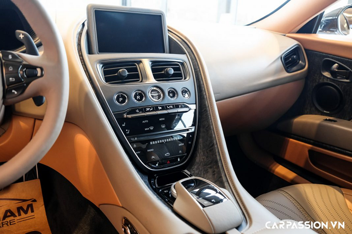 Ngoại hình DB11 thừa hưởng nhiều dấu ấn từ những người anh em nhà Aston Martin trước đây, bao gồm mẫu concept crossover DBX, “siêu phẩm” được sản xuất giới hạn DB10 hay thậm chí là đôi chút đường nét của “hàng thửa” CC100. Cản trước là kiểu thiết kế đặc trưng của Aston Martin, lưới tản nhiệt nan ngang sơn đen bóng, đèn pha sắc sảo với dải LED ban ngày ấn tượng. Phía trên nắp ca-pô là 2 khe tản nhiệt lớn thay vì 4 khe trên phiên bản sử dụng động cơ V12.