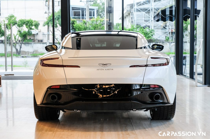 Đuôi xe gây chú ý với cụm đèn hậu sắc sảo giống người anh em Vanquish, hệ thống ống xả trên xe với hai chụp xả tròn sơn đen nhám. Ở vị trí trung tâm là logo của hãng xe Anh Quốc với một khe thoát khí nhỏ phía trên. Vì là một mẫu xe Grand Tourer nên DB11 sở hữu khoang chứa đồ tương đối rộng rãi, thích hợp cho những chuyến đi ngắn ngày của chủ nhân.