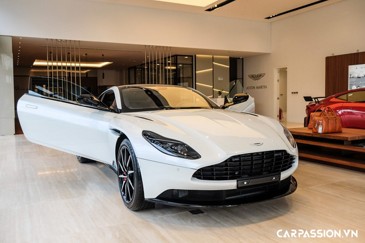 Showroom Aston Martin tại Sài Gòn được chia ra làm bốn khu vực chính bao gồm khu trưng bày xe, các sản phẩm thời trang, xưởng dịch vụ chuyên nghiệp và đặc biệt là khu vực Q by Aston Martin – nơi các khách hàng thỏa sức tự chọn và cá nhân hóa tối đa chiếc xe của mình.