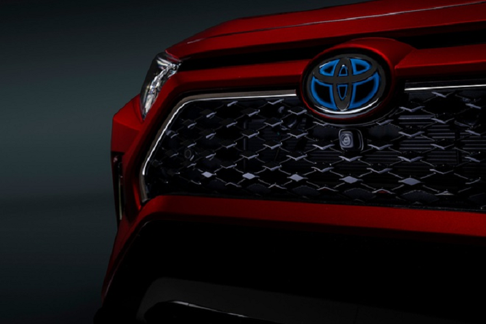 RAV4 Prime XSE 2021 có ghế da tổng hợp, đèn nội thất, sạc không dây, và hệ thống thông tin giải trí 9 inch cỡ lớn.