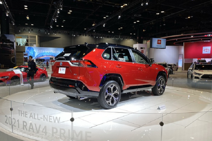 SUV plug-in hybrid mới được trang bị động cơ điện cực mạnh, pin lithium-ion công suất lớn, và động cơ 2.5L 4 xi-lanh, cho công suất tổng cộng 302 mã lực. Riêng động cơ 2.5L sản sinh công suất 176 mã lực, mô-men xoắn 228 Nm.