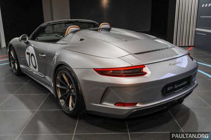 Vẻ đẹp của chiếc xe thể thao mui trần Porsche 911 Speedster đầu tiên đến thị trường Malaysia.