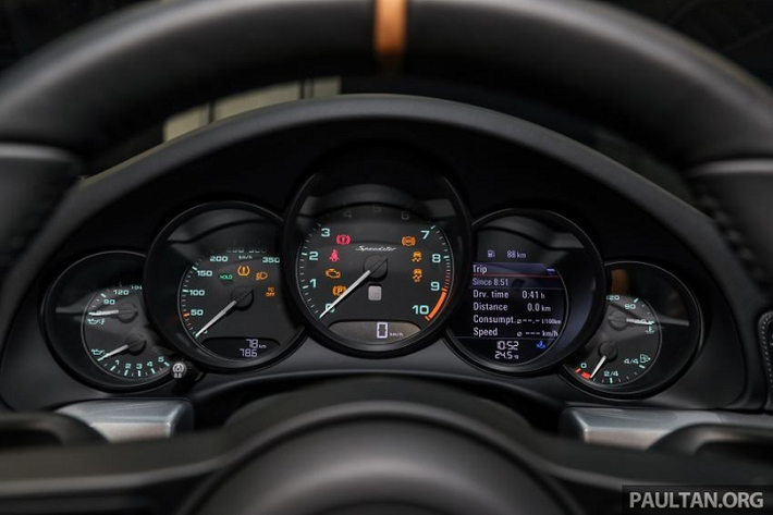 Theo đó, chiếc xe thể thao mui trần Porsche 911 Speedster 2020 đầu tiên đến Malaysia được trang bị động cơ xăng Boxer 6 xi-lanh, hút khí tự nhiên, dung tích 4.0 lít với công suất tối đa 503 mã lực và mô-men xoắn cực đại 470 Nm.
