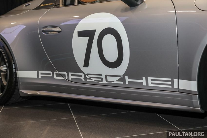 Ngoài ra là con số 70 ở bên hông xe. Con số này cũng xuất hiện trước đầu xe Porsche 911 Speedster đầu tiên đến Malaysia.