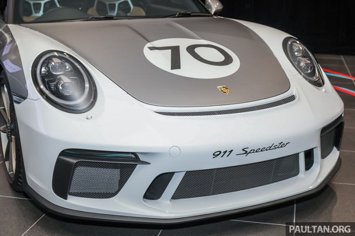 Chiếc xe thể thao mui trần Porsche 911 Speedster đầu tiên đến Malaysia sở hữu màu sơn bạc ở nửa thân sau và phần đầu xe có màu trắng.
