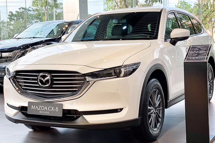 Cụ thể, những nâng cấp mà THACO trang bị cho Mazda CX-8 phiên bản Deluxe (tiêu chuẩn) bao gồm nhiều món như: cốp chỉnh điện, baga mui, ốp cản sau, ty chống ở nắp ca-pô và bệ bước chân. Được biết, những món nâng cấp này có giá khoảng 35 triệu đồng, tuy nhiên giá bán không thay đổi.