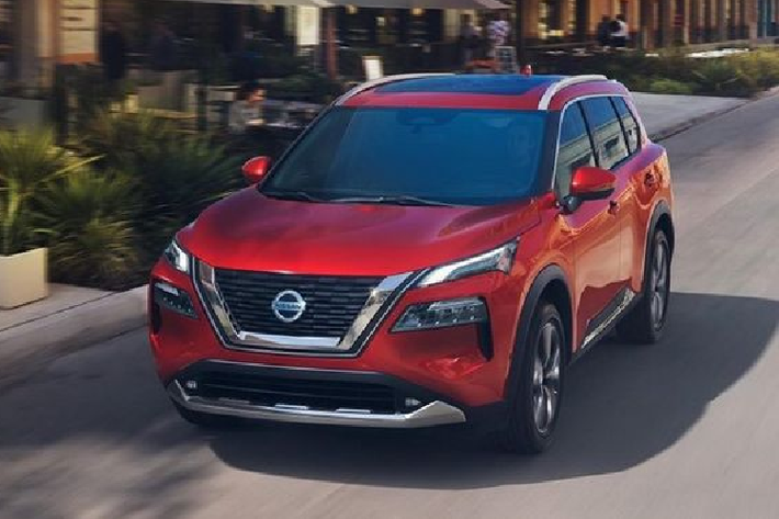 Thực tế, ngoại thất của Nissan X-Trail 2021 mới hay Rogue đã được tiết lộ phần nào qua những nguyên mẫu thử nghiệm công khai mà Nissan công bố vào năm ngoái và nhiều bản dựng kỹ thuật số rất sát. Vì vậy, khi những hình ảnh chính thức của Rogue (X-Trail) mới bị rò rỉ, nó không có quá nhiều bất ngờ với công chúng.