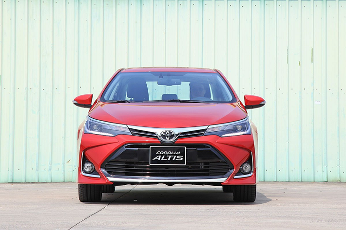 Về trang bị an toàn tiêu chuẩn, thế hệ mới của Toyota Corolla Altis được trang bị hệ thống chống bó cứng phanh ABS, phân bổ lực phanh điện tử EBD, bổ trợ phanh BA, hệ thống cân bằng điện tử VSC, hệ thống kiểm soát lực kéo TRC, camera lùi và 7 túi khí an toàn. Riêng phiên bản 1.8G CVT mới còn được bổ sung thêm tính năng khởi hành ngang dốc HAC, hệ thống cân bằng góc chiếu tự động. Với những trang bị an toàn kể trên, Toyota Corolla Altis 2020 đã đạt được 5 sao theo tiêu chuẩn chất lượng an toàn ASEAN NCAP.