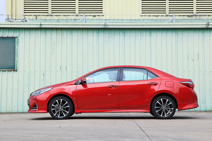 Động cơ trên Toyota Corolla Altis 2020 không đổi so với thế hệ cũ, vẫn là khối động cơ mang mã hiệu 2ZR-FE, 4 xi-lanh có dung tích 1.8L Dual VVT-i cho công suất cực đại 138 mã lực ở 6.400 vòng/phút, mô-men xoắn 173 Nm ở 4.000 vòng/phút, kết hợp cùng hộp số tự động vô cấp có chế độ lái thể thao Sport.