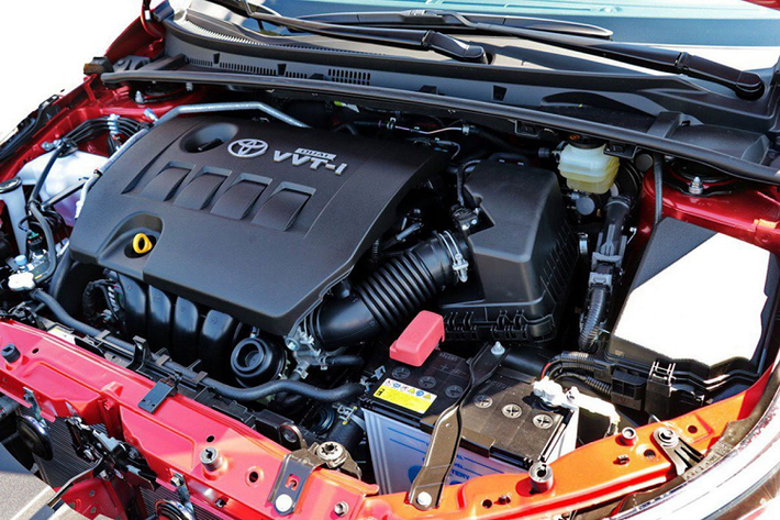 Ngoại hình của Toyota Corolla Altis 2020 vẫn được thiết kế theo ngôn ngữ "Keen Look" nhưng sở hữu một phong cách năng động và thể thao hơn nhờ được trang bị gói thiết kế X package hiện đại với cánh hướng gió trước/sau, cùng nẹp hông mới. Các chi tiết này không chỉ tạo nên những đường khí động học trẻ trung, năng động mà còn đảm bảo sự sang trọng, lịch lãm cho chiếc xe.