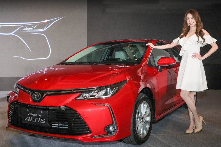 Về phần nội thất, phiên bản 1.8G CVT của Toyota Corolla Altis 2020 được cải tiến và bổ sung nhiều tiện ích cho người sử dụng như: chìa khóa thông minh, khởi động bằng nút bấm; điều hòa tự động, ghế lái điều chỉnh điện 10 hướng, nội thất bọc da sang trọng; hệ thống chống trộm mã hóa khóa động cơ. Cả hai phiên bản Corolla Altis mới đều được trang bị màn hình giải trí tích hợp tính năng Apple CarPlay và Android Auto, hỗ trợ kết nối smartphone cho người dùng, gương gập tự động, gạt mưa tự động, gương chiếu hậu ngoài và gương chiếu hậu trong chống chói tự động, cửa gió cho hàng ghế sau.
