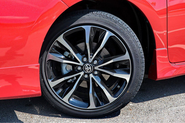 Tại Việt Nam, Toyota Corolla Altis 2020 mới hiện đang nằm ở phân khúc Sedan hạng C, cạnh tranh cùng với các đối thủ như Kia Cerato, Hyundai Elantra, Honda Civic, Mazda 3. Và để đáp ứng nhu cầu đa dạng của khách hàng, màn ra mắt phiên bản mới Corolla Altis 2020 với những cải tiến vượt trội về thiết kế, tiện nghi hiện đại và các tính năng an toàn hứa hẹn sẽ là sự bùng nổ mạnh mẽ hơn nữa trong thời gian tới đây.
