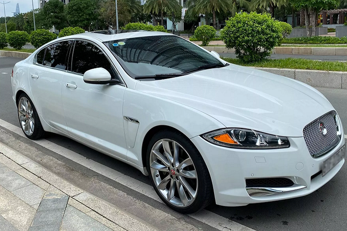 Xe sang Jaguar XF chính là đại diện duy nhất của xe sang Anh Quốc trong phân khúc sedan hạng sang cỡ trung tại thị trường Việt Nam. Đây chính là đối thủ cạnh tranh trực tiếp với các dòng xe Đức như Mercedes-Benz E-Class, BMW 5 Series hay Audi A6. Jaguar XF sở hữu kích thước tổng thể (DxRxC) tương ứng 4.961 x 2.077 x 1.468mm, đi cùng với chiều dài cơ sở 2.909 mm.