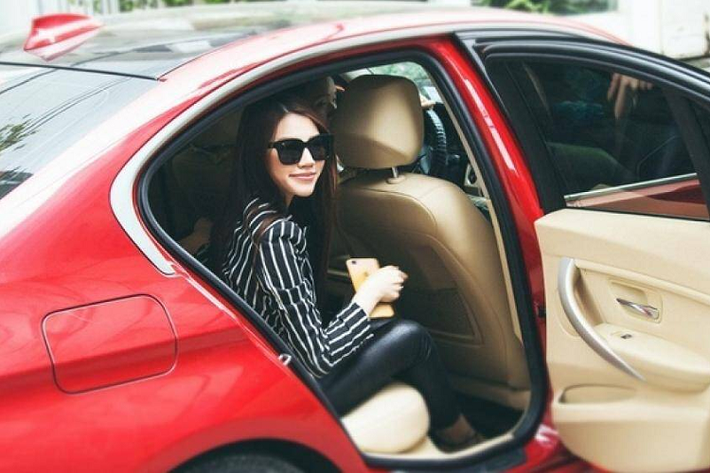 Tháng 11/2016, tại một buổi chụp hình tại TP.HCM , Hoa hậu Jolie Nguyễn cưỡi BMW 3 Series đến sự kiện. Người đẹp sinh năm 1997 mặc blazer theo mốt không áo ngực, kèm quần bó và giày đan dây khiến thu hút ánh nhìn của tất cả mọi người xung quanh.
