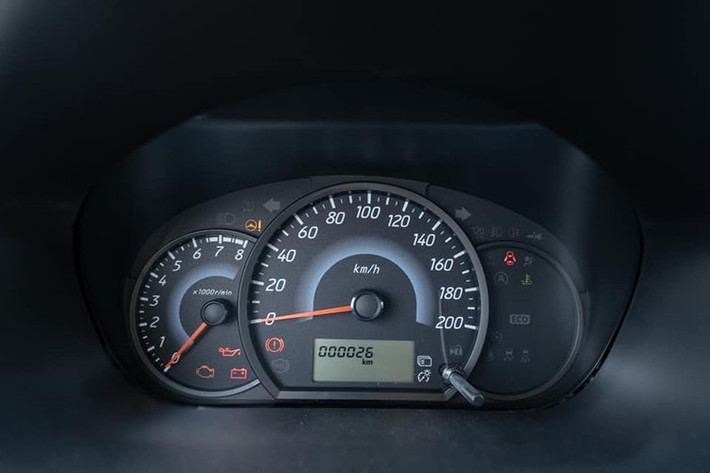 Ngoài ra, Attrage 2020 được trang bị hàng loạt các tiện nghi như: Cruiser Control, khóa thông minh, khởi động nút bấm, ghế da mới, nút chỉnh âm thanh trên vô lăng, hệ thống điều hòa tự động, gập gương điện đến những tiện nghi cho hành khách sau như tựa tay với hốc để ly, 3 tựa đầu cho hàng ghế sau…