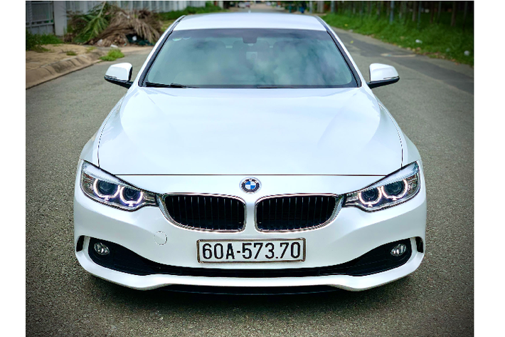 Sau 5 năm sử dụng, một chiếc BMW 428i Grand Coupe đời 2015 đang được chào bán với giá 1,25 tỷ đồng, tức rẻ hơn 10 triệu đồng so với “đập hộp” một chiếc sedan phổ thông như Toyota Camry 2.5Q 2020. Tại thời điểm năm 2014 – 2015, mẫu xe BMW 428i Grand Coupe 2015 này được nhà phân phối xe BMW trước đó (EURO AUTO) phân phối với mức giá 2,198 tỷ đồng. Có thể thấy, sau khoảng 5 năm sử dụng, giá trị bán lại của xe đã giảm gần một nửa.
