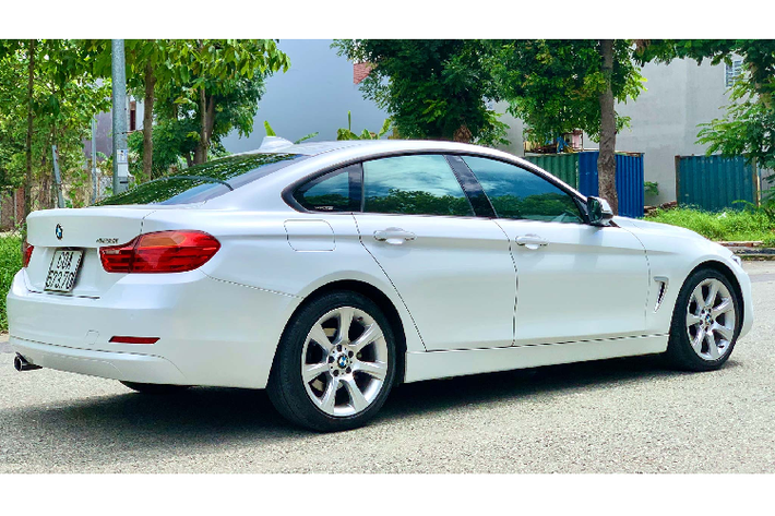 Mức giá xe BMW 428i Grand Coupe đời 2015 này là 1,2 tỷ đồng, với 5 năm tuổi đời lăn bánh cũng được xem là một gợi ý dành cho các bạn trẻ đang muốn trải nghiệm một chiếc xe sang đến từ Đức. Dòng BMW 4 Series Grand Coupe cân bằng được nhiều yếu tố như: thiết kế độc đáo mang phong cách thể thao, nội thất tiện nghi, an toàn.