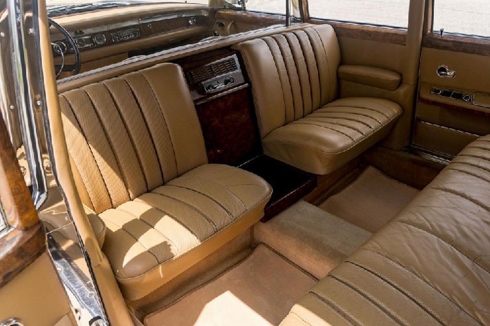 Hãng Mercedes-Benz đã sản xuất những chiếc 600 Pullman trong giai đoạn từ năm 1963 - 1981. Ngoài phiên bản 4 cửa, dòng Mercedes-Benz 600 LWB Pullman còn có phiên bản 6 cửa. Mẫu xe mang kiểu dáng limousine này rất được giới quan chức chính phủ các nước ưa chuộng, đặc biệt ở Đức. Ngoài ra, còn có cả phiên bản mui mềm cuộn về phía sau từng được Giáo hoàng sử dụng.