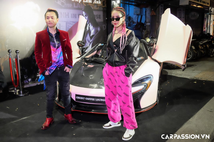 Gây sự chú ý nhất chính là Rapper Binz đọ dáng McLaren 650S Spider. Nguyên bản siêu xe này sở hữu lớp sơn màu trắng muốt tinh tế, trong quá khứ xe từng được chủ nhân lựa chọn phương pháp sơn lột để đổi sang tông màu xanh lá vô cùng độc đáo. Chưa hết, toàn bộ thân xe còn được viền chỉ đỏ ở một số chi tiết ngoại thất nhằm tạo một vẻ ngoài thể thao hơn.