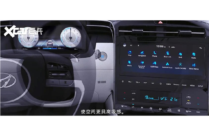 Bên trong Hyundai Tucson L 2021 là không gian nội thất tối giản nhưng toát lên vẻ hiện đại và công nghệ cao. Điểm nhấn đập vào mắt đầu tiên là 2 đường kẻ màu bạc kéo dài từ mặt táp-lô xuống cụm điều khiển trung tâm và sang mặt cửa. Ngay cả màn hình trung tâm và cửa gió điều hòa cũng được bao quanh bởi 2 đường kẻ này.