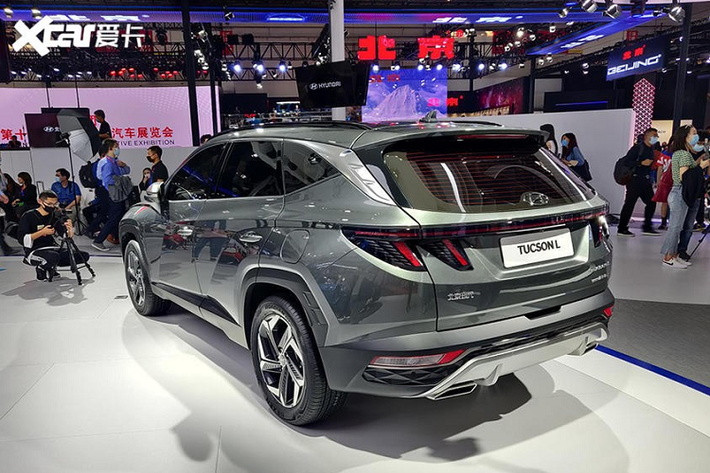 Về thiết kế, Hyundai Tucson L 2021 tại Trung Quốc chẳng khác gì xe ở thị trường nước ngoài. Được áp dụng ngôn ngữ thiết kế Sensuous Sportiness, Hyundai Tucson L 2021 sở hữu lưới tản nhiệt hoàn toàn mới với thiết kế "giống đá quý", theo cách miêu tả của thương hiệu Hàn Quốc.