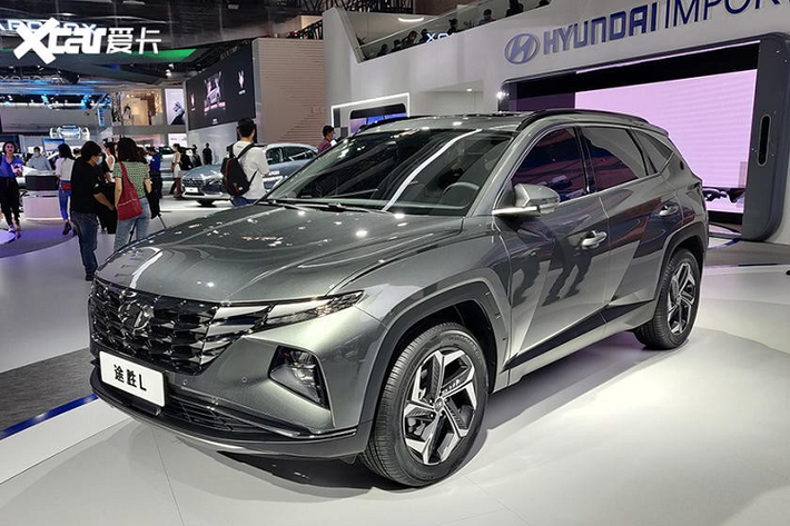 Hyundai đã chính thức vén màn Tucson thế hệ mới. Vào thời điểm đó, hãng Hyundai đã công bố việc Tucson 2021 sẽ có cả phiên bản trục cơ sở tiêu chuẩn và trục cơ sở dài. Đến nay, phiên bản trục cơ sở dài của mẫu crossover cỡ C này mới trình làng trong triển lãm Ô tô Bắc Kinh 2020 dưới cái tên Tucson L. Được biết, Hyundai Tucson L 2021 mới sẽ dành cho những thị trường như Trung Quốc, Mỹ và Hàn Quốc.