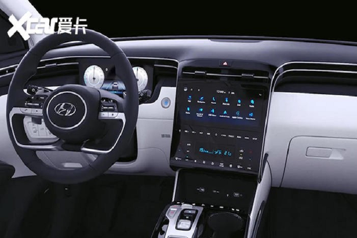 Đằng sau, xe được trang bị cụm đèn hậu LED với tạo hình bên trong lấy cảm hứng từ máy cày của nhà nông. Ngoài ra, đèn hậu còn được nối với nhau bằng một dải đèn LED bên trên. Đó là chưa kể đến cản sau hầm hố, tích hợp cả bộ khuếch tán gió giả và cần gạt nước giấu kín bên dưới cánh gió mui. Nhờ đó, logo của hãng Hyundai được đẩy lên cao, nằm trên kính sau.