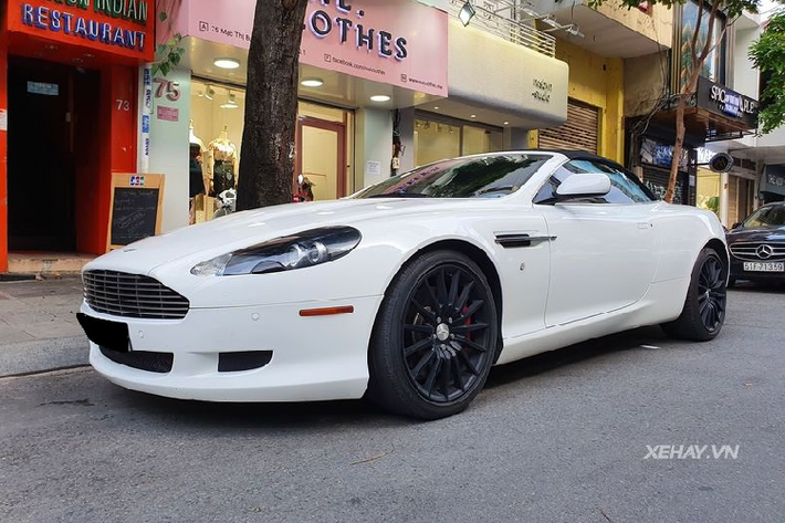 Xe sang Aston Martin DB9 Volante này vốn thuộc sở hữu của ông Đặng Lê Nguyên Vũ nhưng sau đó đã được sang tên cho một người khác vào năm ngoái, cho đến nay, xe vẫn giữ nguyên màu sơn trắng như ban đầu, nhưng đây có thể là màu sơn được sơn lại thay vì nguyên bản.