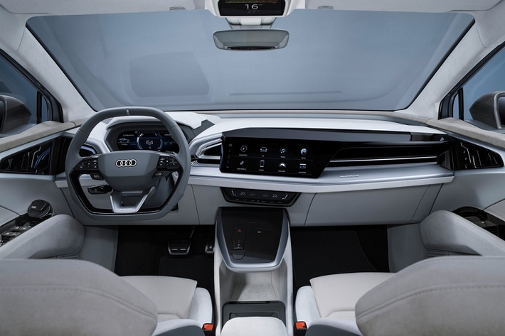 Cabin Q4 e-tron Sportback mang hơi hướm tương lai và khác biệt hoàn toàn với những dòng xe dùng động cơ đốt trong hiện nay của Audi. Bảng táp-lô thiết kế hướng về phía người lái, các nút bấm vật lý gần như được loại bỏ hoàn toàn và thay thế bằng màn hình và bảng điều khiển cảm ứng.