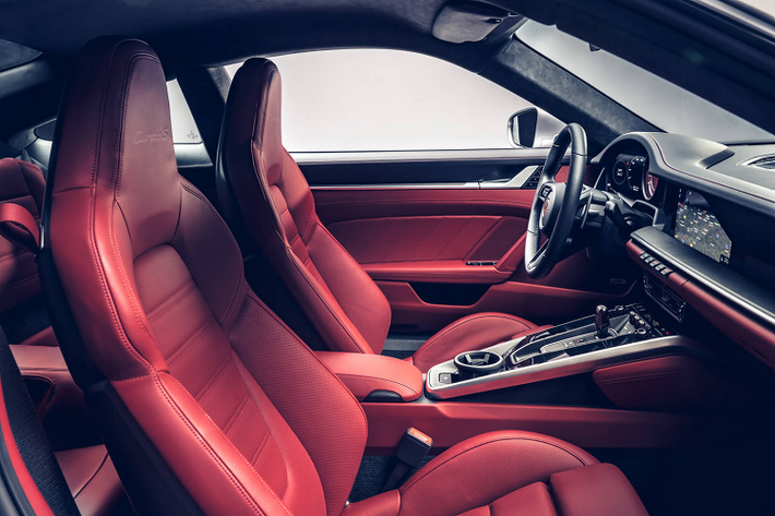 Để có được hiệu suất cao hơn, các kỹ sư của hãng xe thể thao Porsche đã giảm tỉ số nén từ 9,8:1 xuống còn 8,7:1. Cuối cùng, hãng đạt được dung tích 3,8 lít khi tìm được điểm dung hòa giữa hiệu suất và độ tiết kiệm nhiên liệu của khối động cơ tăng áp, theo ông Walliser.