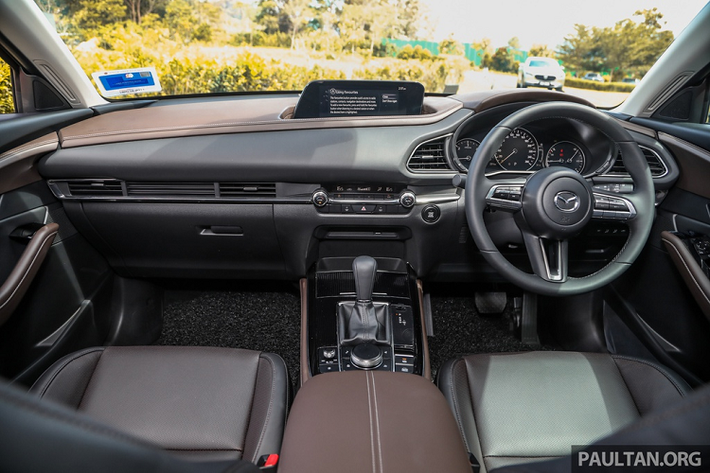 Ở bên trong xe, khoang lái của CX-30 nổi bật với màn hình trung tâm 8,8 inch tích hợp gói Mazda Connect hỗ trợ điều khiển giọng nói và Apple CarPlay/Android Auto. Xe cũng được trang bị hệ thống âm thanh 8 loa, radio HD, Bluetooth và 2 cổng USB ở phía trước.