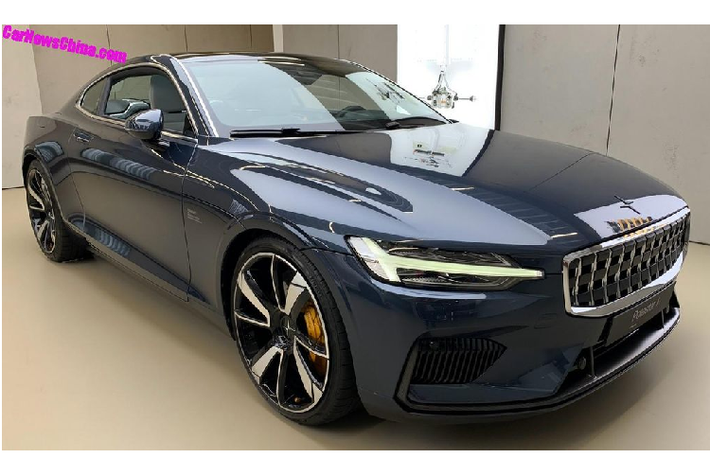 Xe điện Polestar 1 mới sở hữu ngoại hình coupe tương đối mượt mà, tương tự người anh em Volvo Coupe Concept những từ đời… 2013. Về kích thước tổng thể, chiếc plug-in hybrid sở hữu số đo dài x rộng x cao lần lượt là 4586 x 1958 1352 mm và trục cơ sở dài 2742 mm.