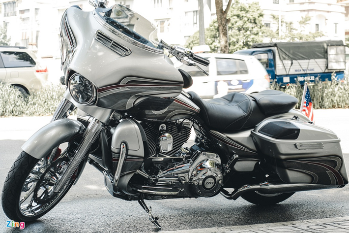 Xe còn sở hữu một số trang bị như nẹp kính chắn gió Arlen Ness, bộ yên đơn Dominator và nắp khóa cốp Arlen Ness. Chi phí thực hiện bản độ này không được tiết lộ. Theo tính toán của Zing, khoản tiền chủ xe bỏ ra không dưới 100 triệu đồng.