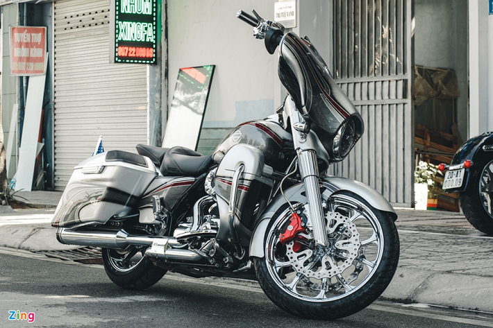Harley-Davidson Street Glide mới là một trong những dòng xe đắt tiền nhất của hãng xe Mỹ Harley-Davidson. Nếu có sự can thiệp của bộ phận CVO (Custom Vehicle Operations), giá trị chiếc xe tăng lên rất nhiều. Và những mẫu xe gắn mác CVO thường là phiên bản đắt giá nhất trong dòng xe đó.