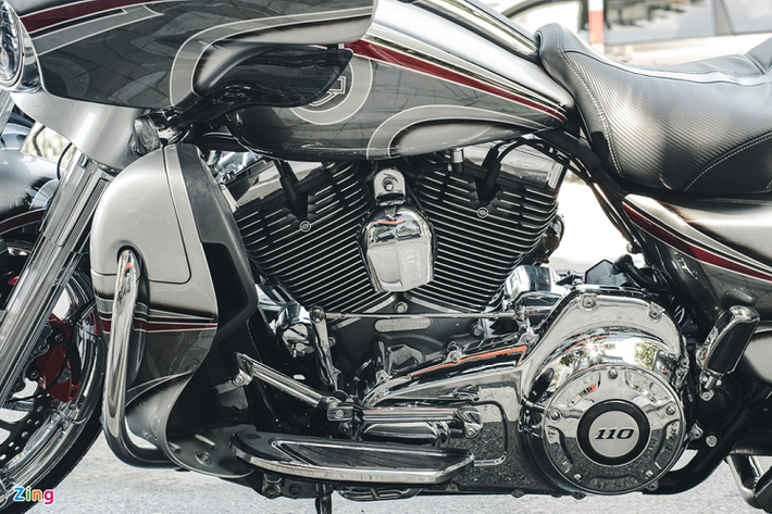 Harley-Davidson Street Glide được trang bị động cơ 110 cubic inch, tương đương 1.802 cc, sản sinh mô-men xoắn 156 Nm tại 3.500 vòng/phút. Dù không can thiệp đến động cơ, chủ xe cũng nâng cấp đôi chút về hiệu suất với lọc gió Arlen Ness và bơm nhớt Fueling.