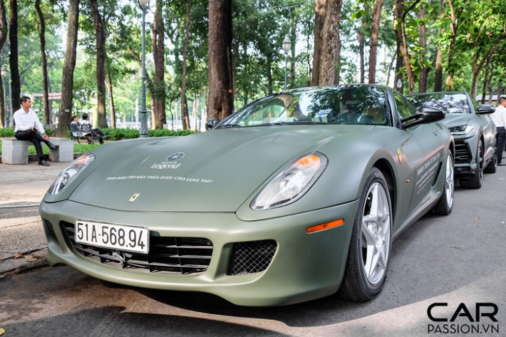 Những mẫu xe đình đám thuộc các thương hiệu Mercedes-Benz, Ferrari, Lamborghini hay Rolls-Royce đã thu hút không ít sự quan tâm từ người đi đường cũng như khách du lịch trong và ngoài nước. Trong số 7 mẫu xe xuất hiện tại khu vườn cà phê Trung Nguyên Legend, nổi bật hơn cả chính là siêu xe Ferrari 599 GTB độc nhất vô nhị tại Việt Nam.