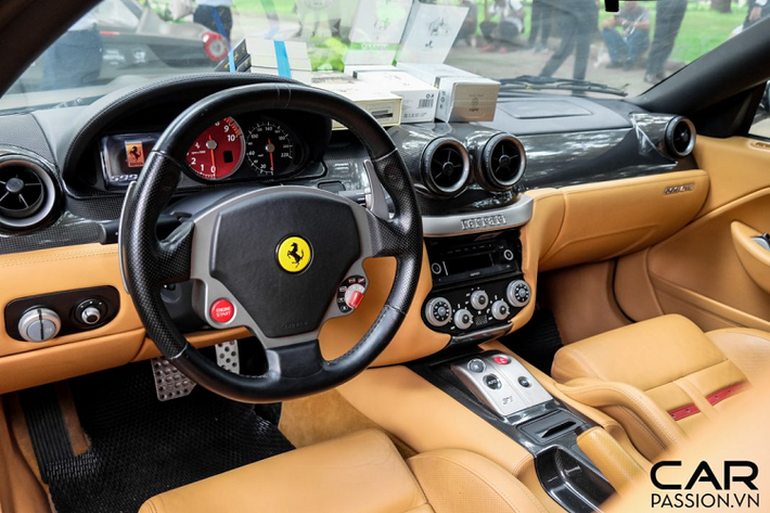 Về mặt thiết kế, cản trước của Ferrari 599 GTB gây ấn tượng với 3 hốc gió lớn, lưới tản nhiệt đã được sơn đen, điểm nhấn là logo “ngựa chồm” bằng kim loại đặt ở vị trí trung tâm. Ferrari 599 GTB là mẫu siêu xe có động cơ đặt trước, vì vậy, nắp ca-pô trên xe được kéo dài hơn thường lệ và bổ sung thêm những khe thoát khí với thiết kế hầm hố. Cụm đèn pha halogen đặt ẩn vào thân xe, toát lên một vẻ đẹp hoài cổ cho “siêu ngựa” đến nay đã hơn 10 năm tuổi.