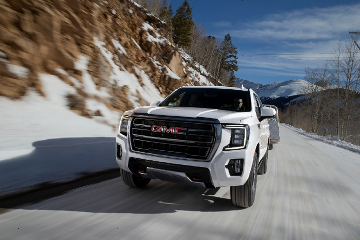 Tương tự Chevy, GMC cũng cung cấp rất nhiều màn hình trên Yukon thế hệ mới, bao gồm màn hình cảm ứng trung tâm 10 inch, hỗ trợ lái 8 inch, HUD 15 inch và cặp màn hình 12,6 inch phía sau.