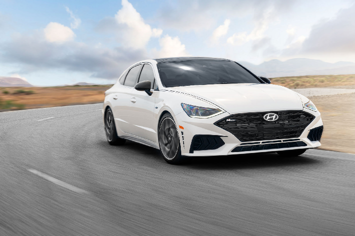 Ở phiên bản hiệu năng cao, chiếc Hyundai Sonata 2021 mới vốn đã có thiết kế rất bắt mắt nay được nâng cấp với cản trước hầm hố được đặt thấp hơn trước, hốc gió được sơn đen và một số các chi tiết tạo điểm nhấn ở viền cản xe. Những nâng cấp này mang đến cho chiếc sedan vẻ ngoài hầm hố và thể thao hơn trước nhằm phù hợp hơn với huy hiệu “N Line” mà nó sở hữu.
