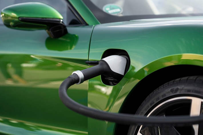 Nhằm đơn giản hóa quá trình sạc điện cho xe, hệ thống Plug & Charge được trang bị tại các trạm sạc Electrify America từ năm sau. Với tính năng Function on Demand, các chủ xe còn có thể xử lý các thanh toán thuê/mua gói an toàn cho xe dưới sự xác thực của Porsche.